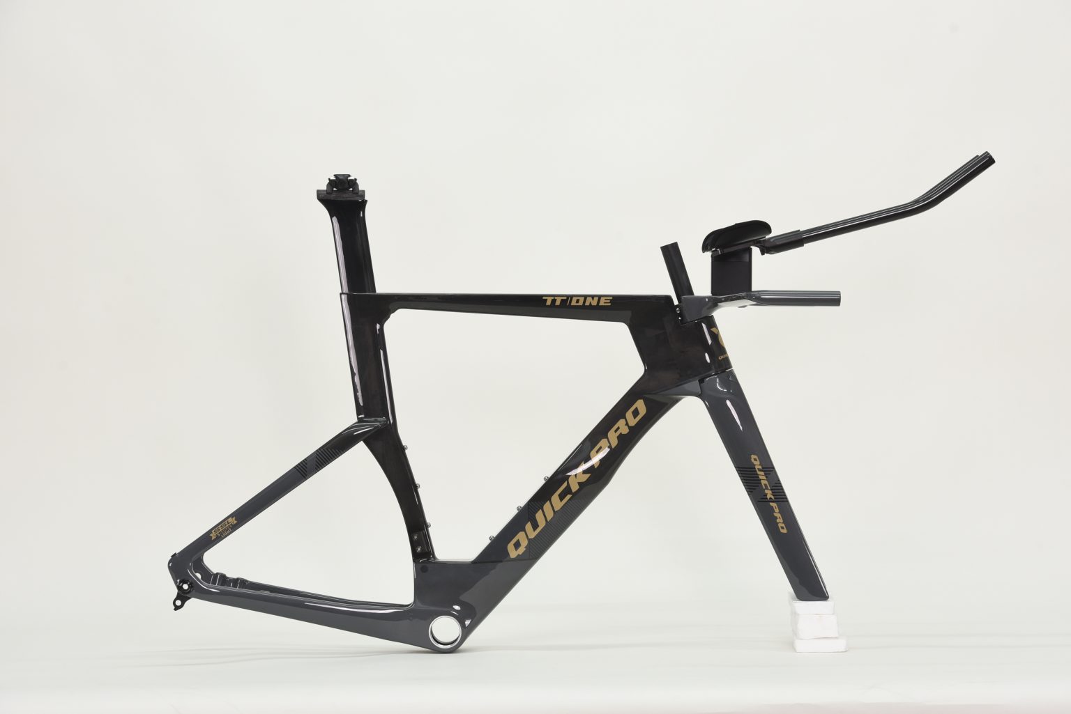 quick pro launches three new frames for 2026! Images... QUICK PRO TT:ONE Carbon Time Trial Bike FRAMESET – Panda Podium